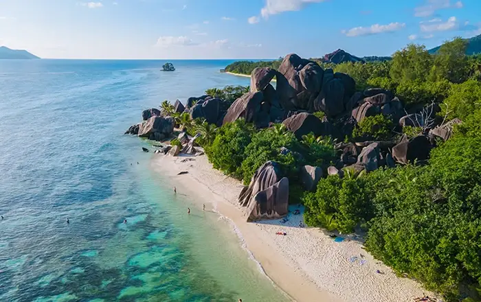 Que vous soyez à la recherche d'une escapade romantique ou de vacances familiales pleines d'aventures, chaque plage a sa propre beauté et son propre charme. Voici les 10 plus belles plages du monde.