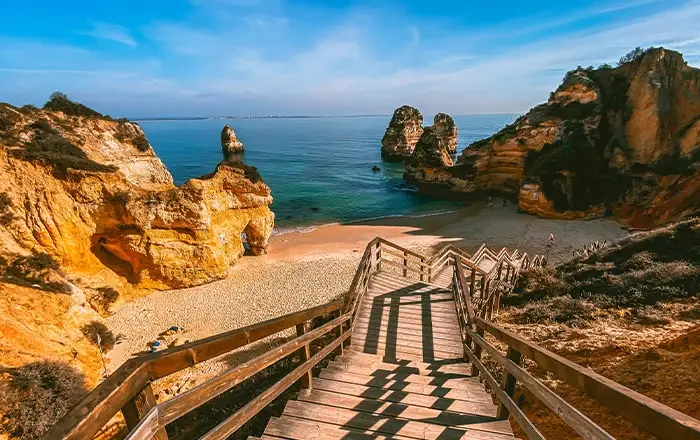 Que vous soyez à la recherche d'une escapade romantique ou de vacances familiales pleines d'aventures, chaque plage a sa propre beauté et son propre charme. Voici les 10 plus belles plages du monde.